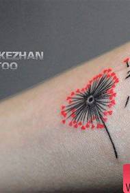 女生手臂小巧经典的蒲公英纹身图案