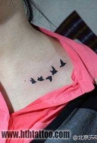modeli tatuazh i zogjve të modës klavikulë