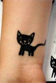 pola tato totem kucing lucu di pergelangan tangan gadis itu