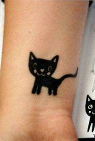 cute totem cat tatuaje eredua neskaren eskumuturrean