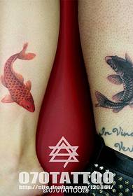E schéint a populärt Inkfish Tattoo Bild op d'Knöchel
