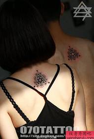 Ein paar personalisierte Dreiecks-Tattoos auf der Rückseite
