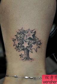 ένα πεντάκτινο μοτίβο τατουάζ αστέρι τατουάζ δημοφιλή στο πόδι