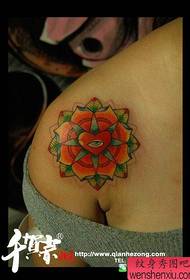 маленькая и красивая цветочная татуировка на плече девушки