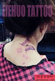 popularan uzorak tetovaže leptira na vratu djevojke