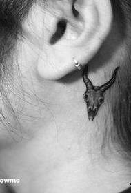 modello di tatuaggio testa di pecora piccola ragazza orecchio