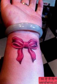 ženski zglob popularan izvrstan uzorak tetovaže pramca