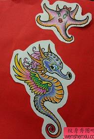 Un popular tatuaxe de hipocampo e estrelas de mar