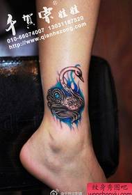 gambe di ragazze bellissimo modello di tatuaggio popolare piccolo cigno