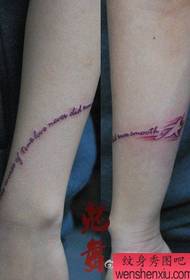 dievča rameno krásne jasné farby list tetovanie vzor