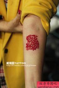 dziewczyna ramię piękny wzór tatuażu królika Totem