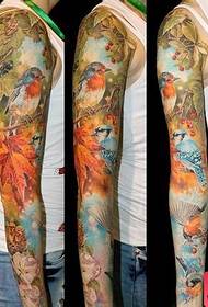 skaists populārs ziedu rokas putnu tetovējuma modelis