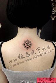 djevojke natrag male i lijepe sanskritske i lotusove tetovaže
