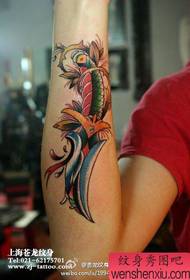 modello di tatuaggio pugnale di colore freddo braccio