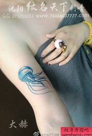 meitenes Arm iecienīts mazu krāsu medūzu tetovējums
