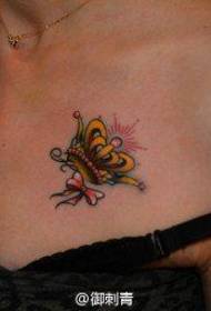 hermoso hermoso patrón de tatuaje de corona en el pecho