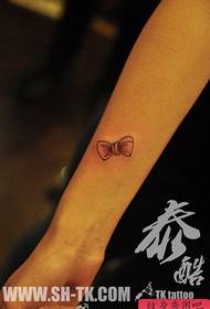 дівчина рука моди невеликий лук татуювання візерунок