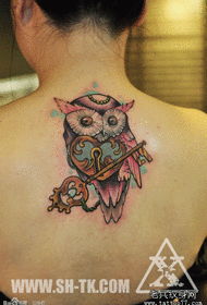 Un modello di tatuaggio gufo color collo condiviso dallo spettacolo di tatuaggi