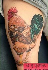 un tatuaj de cocoș foarte realist pe coapsă