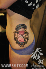 A barra di spettacoli di tatuaggi hà cunsigliatu un mudellu di tatuaggi in cintura di una donna