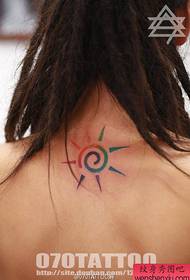 un popular patrón de tatuaje de sol de color en la parte posterior de la belleza