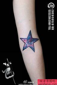 Motif de tatouage en étoile à cinq branches
