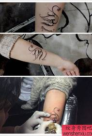 modeli i tatuazhit të krahut të vajzave të njohura të krahut