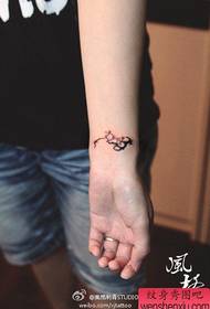 moters riešo gražus mažų slyvų tatuiruotės modelis