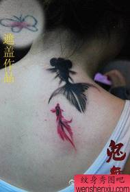 le ragazze appoggiano un piccolo ed elegante inchiostro Tatuaggio a forma di tatuaggio