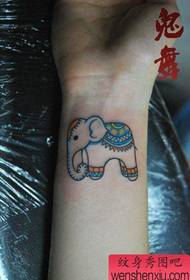 flicka handled söta elefant tatuering mönster