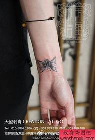 дівчина зап'ястя невеликий і популярний лук татуювання візерунок