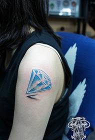 девојка рака убава јасна шема на тетоважа на дијаманти