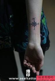 dívka rameno módní módní kompas tetování vzor