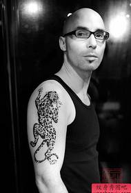 Manlig arm stilig tatop leopard tatuering mönster