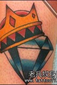 Tattoo-prentjie raai 'n klein, vars diamantkroon-tatoeëringpatroon sterk aan