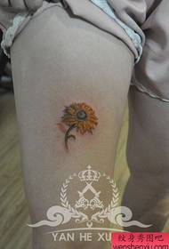 여자의 다리 색깔 작은 해바라기 꽃 문신 패턴