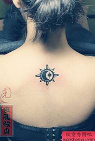 djevojke natrag sunčanog mjeseca zvijezde tetovaža uzorak