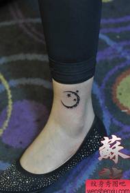nadgarstki dziewcząt piękna moda wzór księżycowych gwiazd tatuaż
