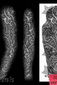 populiarus šaunus Europos ir Amerikos gėlių rankos tatuiruotės rankraštis