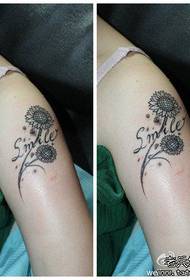 mergaitės rankos mažas ir gražus saulėgrąžų gėlių tatuiruotės modelis