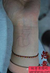 gadis lengan putih pola tato rubah kecil