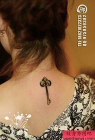 padrão pequeno e popular de tatuagem de pescoço de menina