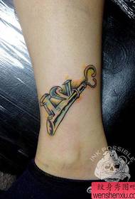 modello di tatuaggio chiave bella gambe della ragazza