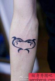 roko majhen totem ljubezen delfin tatoo vzorec