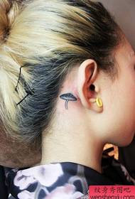 ucho dziewczyny mały i popularny wzór tatuażu z grzybami