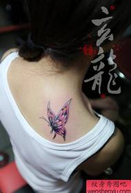 gražūs pečiai gana maži Spalvotas drugelio tatuiruotės raštas