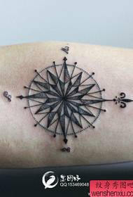 手臂流行经典的一幅指南针纹身图案