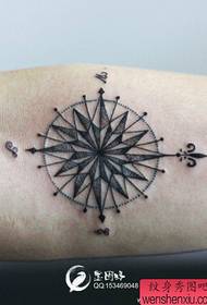 un modello del tatuaggio della bussola del braccio popolare del braccio