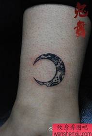 noga dziewczyny mały i piękny wzór tatuażu księżyc księżyc