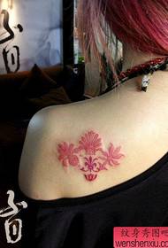 여자 어깨 만 아름다운 토템 꽃 문신 패턴